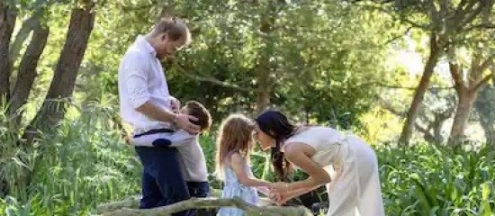 Harry e Meghan cambiano scuola ai figli: Archie e Lilibet ritirati dopo due giorni per motivi di sicurezza 